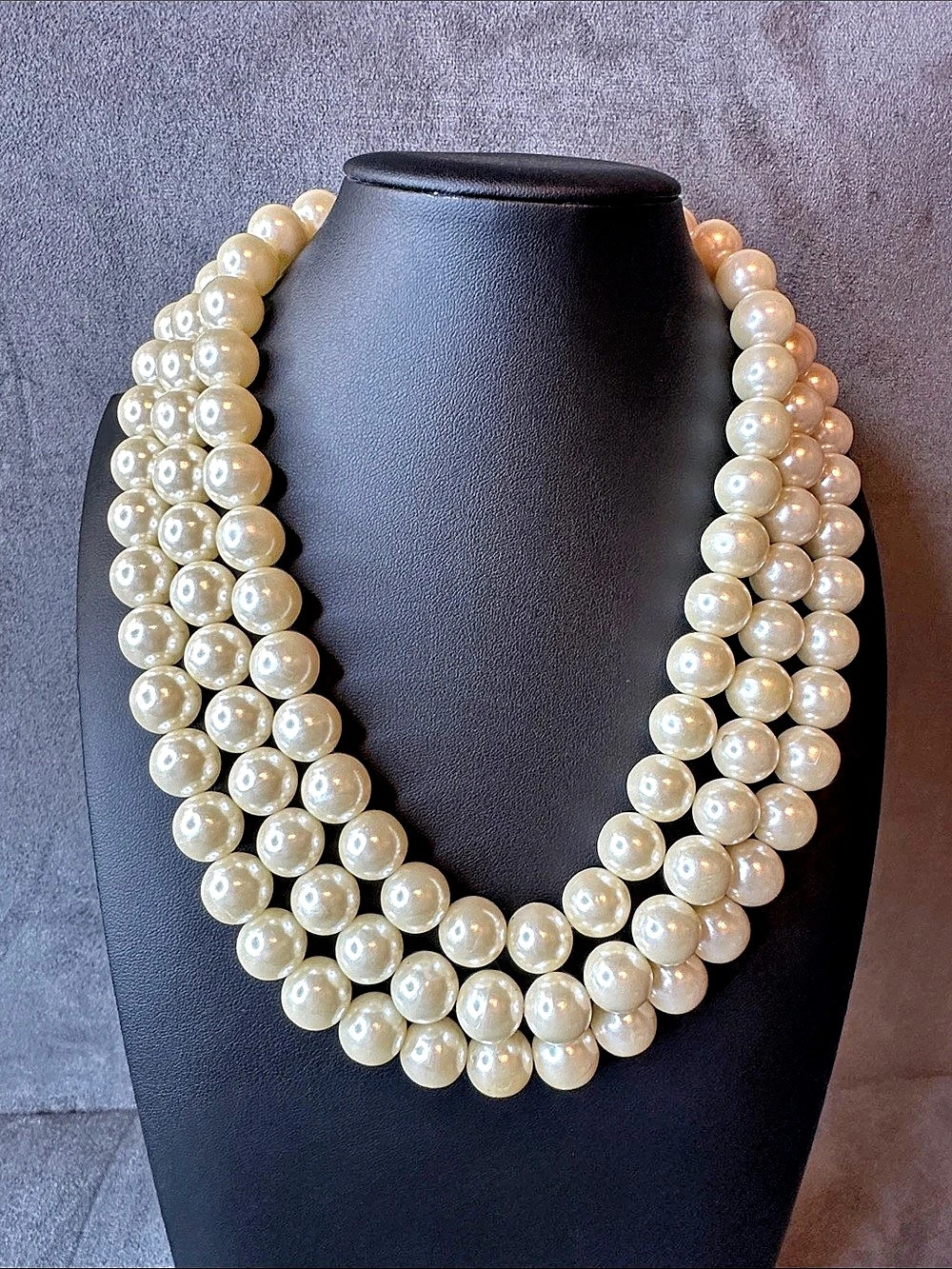 Layered Pearl Necklace in White Like New